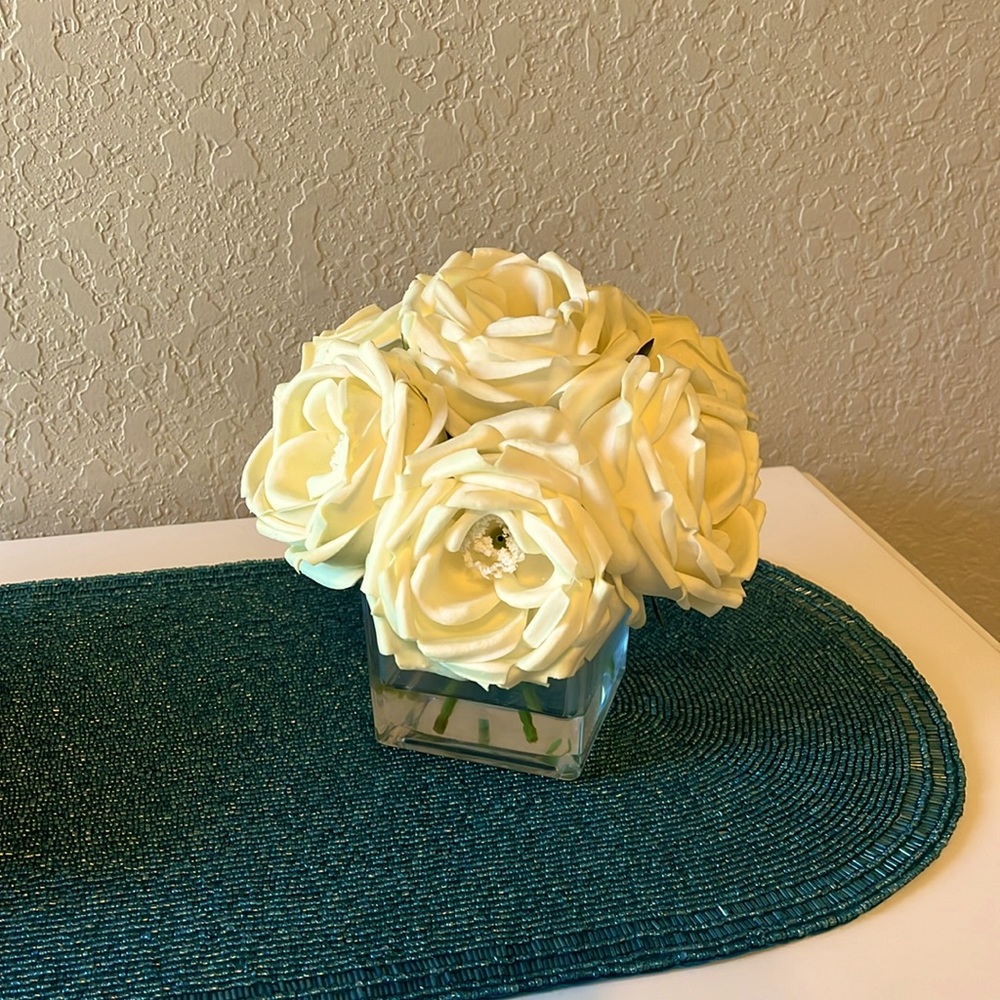 💐 Faux Cream-Colored Flowers in Glass Vase